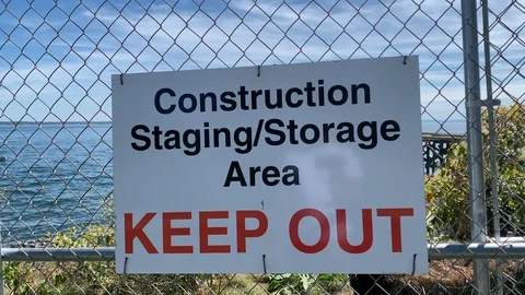 Construction Keep Out Sign ocean in background Vidéo 115990834