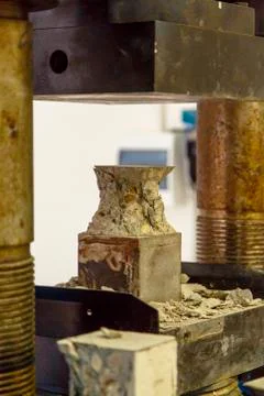 Construction laboratory. The press breaks down the cubic concrete sample and  Stock Photos