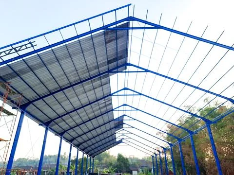 Construction of a large blue steel frame warehouse structure. Foto stock