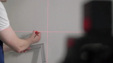 Construction laser level. Builder worker makes repairs in the apartment. Vidéo 170309714