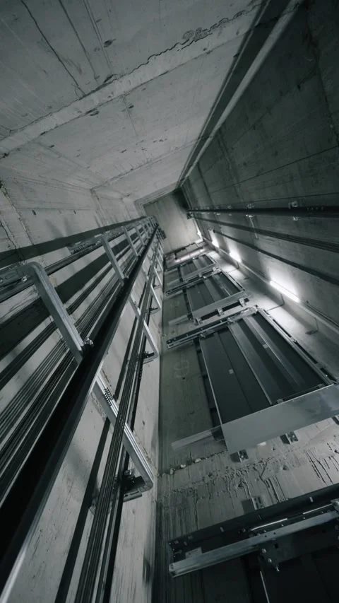 Construction lift moving inside a multi-story building during installation. Vídeos de archivo 327937841