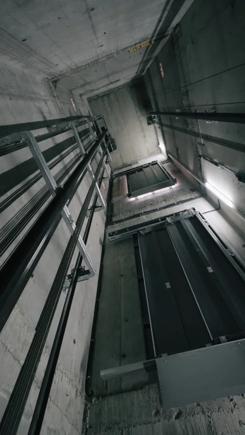 Construction lift moving inside a multi-story building during installation. Vídeos de archivo 327937874