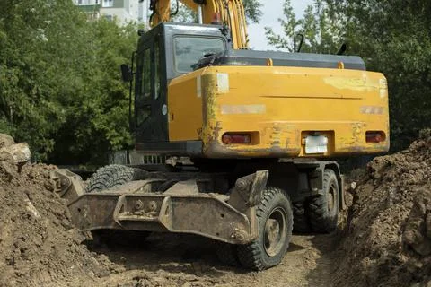 Construction machinery is digging a hole. Foto stock