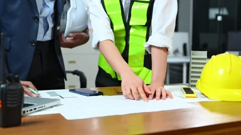 Construction manager and engineer discuss floor plan and project safety wit.. Stock Footage 312774929