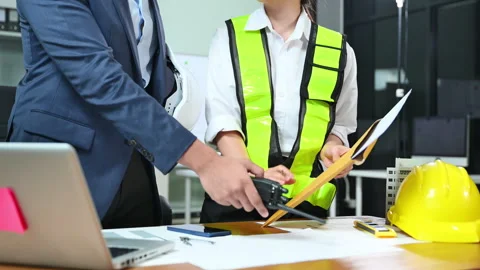 Construction manager and engineer discuss floor plan and project safety wit.. Stock Footage 312775004
