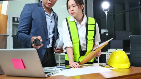 Construction manager and engineer discuss floor plan and project safety wit.. Stock Footage 312775071