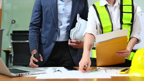 Construction manager and engineer discuss floor plan and project safety wit.. Stock Footage 312775109