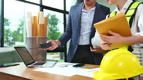 Construction manager and engineer discuss floor plan and project safety wit.. Stock Footage 312775124