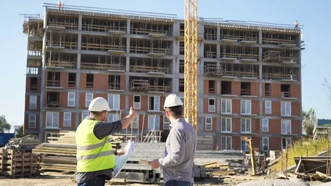 Construction manager explains investor  work progress. Vídeo Stock 70785048