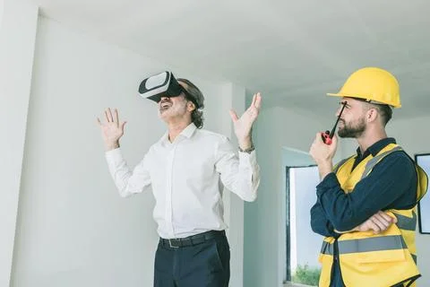 Construction manager happy using VR visual presentation technology device p.. Foto stock