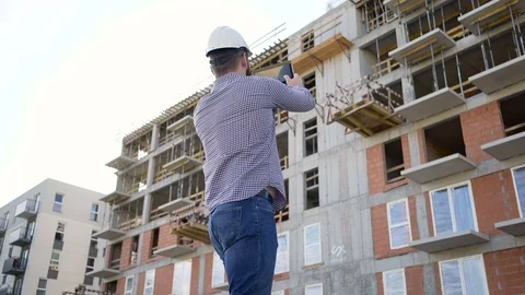 Construction manager make photo of construction by tablet. 库存影片 70804832