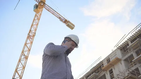 Construction manager talking by smarphone at building place. Vidéo 70804961