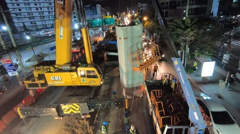 Construction of mass transit system (skytrain) on the road in Bangkok Видео 107000244