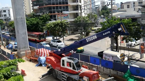 Construction of mass transit system (skytrain) on the road in Bangkok Видео 119896986