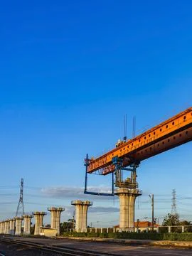 Construction of massive elevated railway viaduct using  gantry crane for gi.. Foto stock