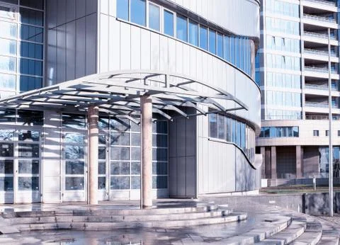 Construction of a modern building with windows and arched roof, industry Foto stock