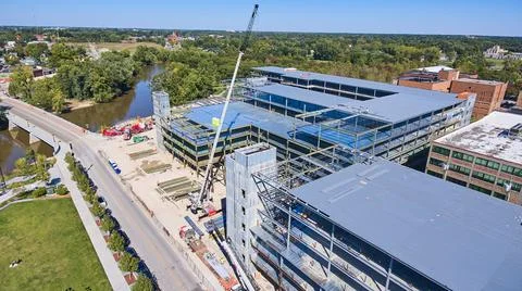 Construction of multi-level housing, office space, and parking garage in urban Foto stock