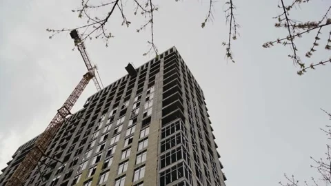 Construction of a multi-storey building with a crane Vidéo 153760809