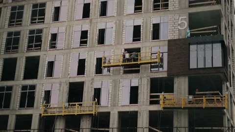 Construction of a multi-storey building with a crane Vidéo 153760810