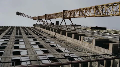 Construction of a multi-storey building with a crane Vidéo 153760811