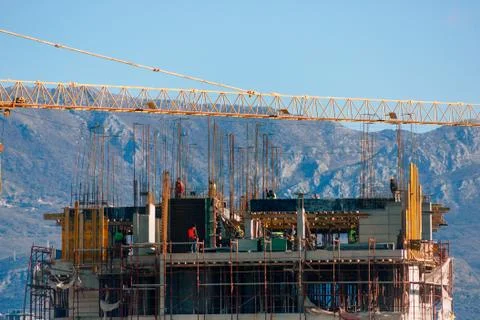 Construction of a multi-storey building. The crane is working. B Foto stock