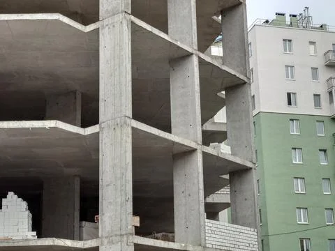 Construction of a multi-storey building made of concrete blocks and bricks Foto stock