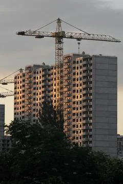 Construction of a multi-storey residential panel house at sunset. Stock-Fotos