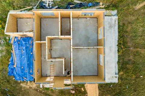 Construction of new and modern modular house. Walls made from composite woode Stock-Fotos