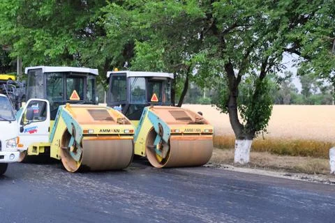Construction of a new asphalt track. The rollers ram the asphalt. Road repair Foto stock