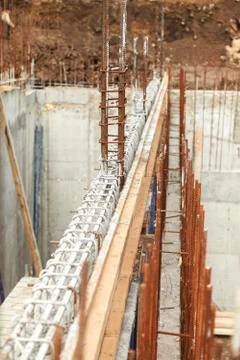 Construction of a new building, binding of reinforcement Stockfoto's