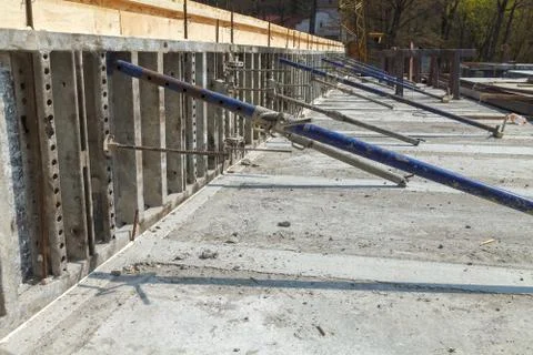 Construction of a new building, binding of reinforcement 库存照片