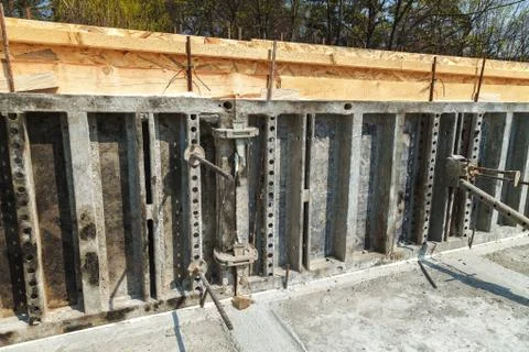 Construction of a new building, binding of reinforcement 库存照片