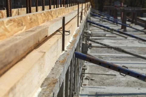 Construction of a new building, binding of reinforcement 库存照片