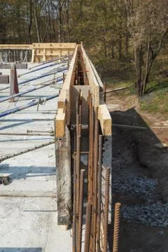 Construction of a new building, binding of reinforcement 库存照片