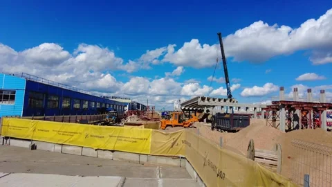 Construction of new building structure in urban area with large machinery workin Vidéo 338332049