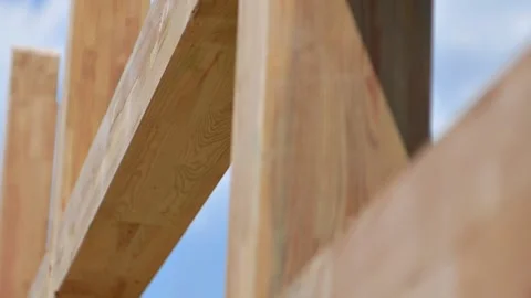 Construction of new housing from environmentally friendly materials Video stock 220611243