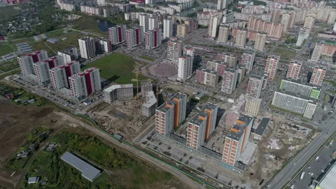 Construction of a new microdistrict on the edge of the city 库存影片 93080354