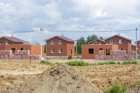 Construction of new two-storey brick houses. Urban-type settlement. Foto stock