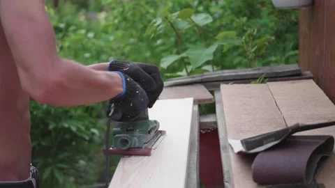 Construction of objects made of wood. Processing of wooden boards with a tool Vidéo 91737921