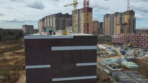 Construction of a panel apartment building on the edge of the city Stock-Footage 128119096