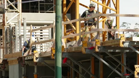 Construction people on scaffold. 库存影片 145299643