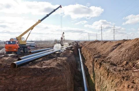 Construction of a pipeline in difficult weather conditions Fotos de archivo