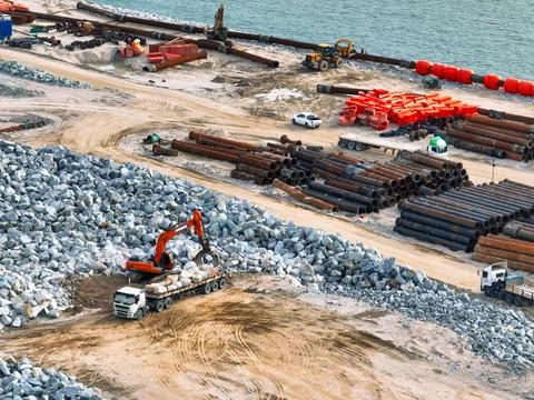 Construction progress on shipping port terminal through land reclamation. G.. 库存照片
