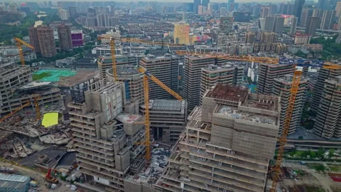 Construction progress of a skyscraper in a bustling urban area during sunset Vidéo 333776542