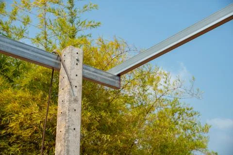 Construction progress of steel framework urban area daylight close-up build.. Stockfoto's