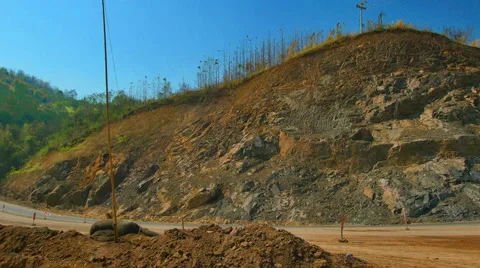 The construction of the road with difficulty. Stockbeeldmateriaal 48107652