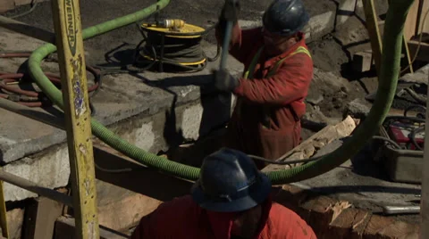 Construction road workers remove old pipes. Con Edison NYC 스톡 동영상 36589839