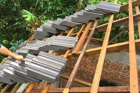 Construction of roof top frame using wood. Foto stock