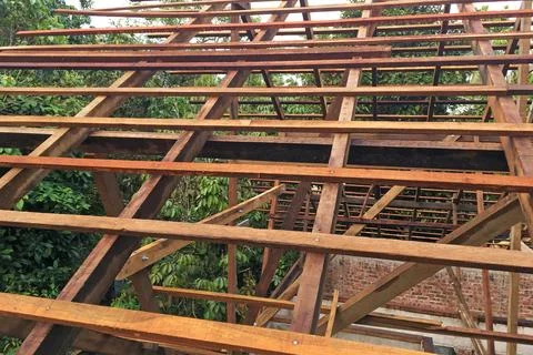 Construction of roof top frame using wood. Foto stock