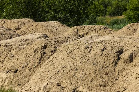 Construction sand. Mountain of sand on construction site. Excavated earth. Pr Foto stock